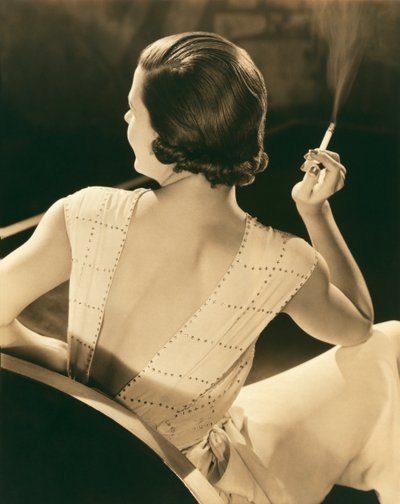 Una mujer glamurosa fumando de Unknown